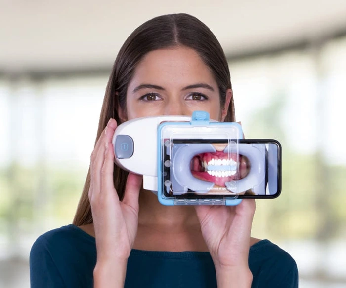 Patient using a Virtual Monitoring scanning device at home